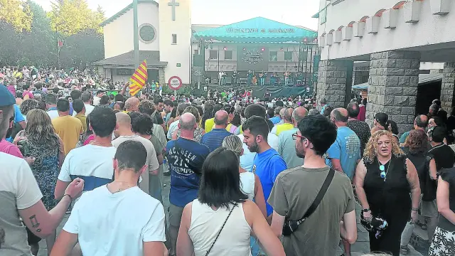La Ronda de Boltaña llenó la plaza de España hasta la bandera para disfrutar con sus canciones.
