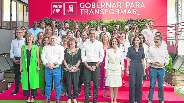 Pedro Sánchez, en el centro, junto a los nuevos cargos, con Alegría a la izquierda en primera fila.