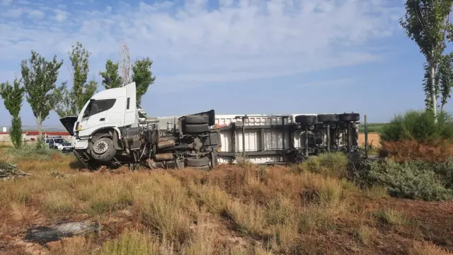 Imagen de uno de los camiones accidentado.