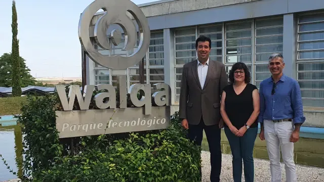Isabel García, con Luis Correas (drcha) de Walqa y Fernando Palacín (izq) de la Fundación Hidrógeno.