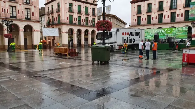 Operarios realizando trabajos de limpieza en la plaza López Allué durante las fiestas de San Lorenzo de 2019.