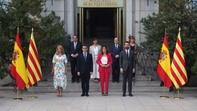 Foto de familia de los representantes del Gobierno de España y la Generalitat de Cataluña que han asistido a la reunión.