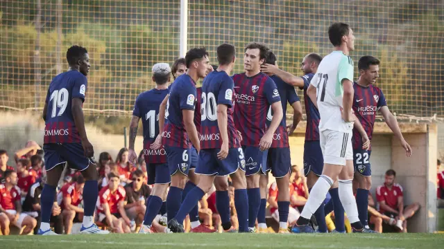 La SD Huesca celebra un tanto en el amistoso frente a Osasuna.