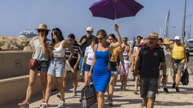 Turistas de paseo por Palma en una jornada de intenso calor.