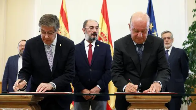Javier Lambán y Arturo Aliaga junto a Jesús Santacruz durante la firma del protocolo de colaboración con Astún