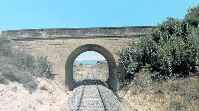 Tramo ferroviario entre Plasencia del Monte y Ayerbe.
