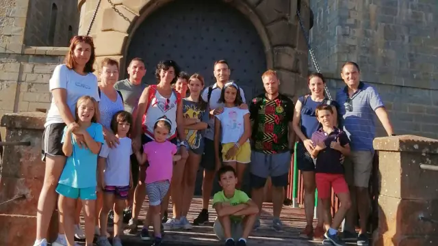 Un grupo de familias con sus hijos, a las puertas del Fuerte de Rapitán, en un pase reciente de la actividad denominada Espacio Animación.