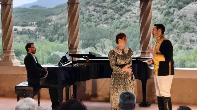 El Dúo de Micaela y Don José, de Carmen de Bizet, fue la pieza de apertura, interpretada por Itziar Espinar y Daniel Gata.