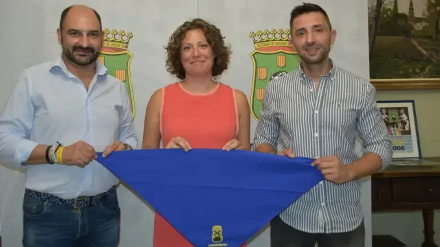 Fernando Torres, Nunilo Cremades y Jesús Garcés con la pañoleta de Barbastro.