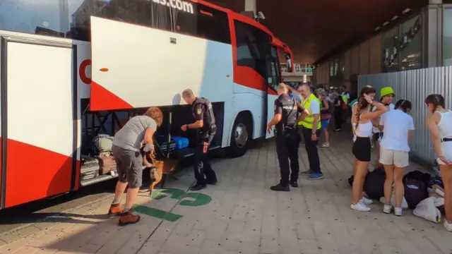 La Policía Nacional haciendo un control en la Estación de Autobuses de Huesca.