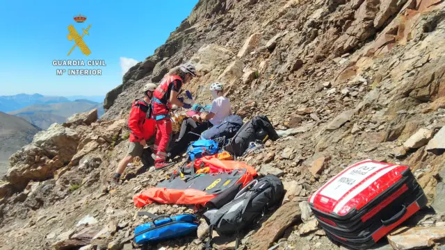 El operativo de rescate atiende a la montañera que cayó 100 metros antes de ser evacuada en helicóptero.
