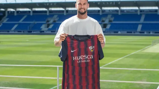 Carrillo posa con la camiseta del Huesca en El Alcoraz.
