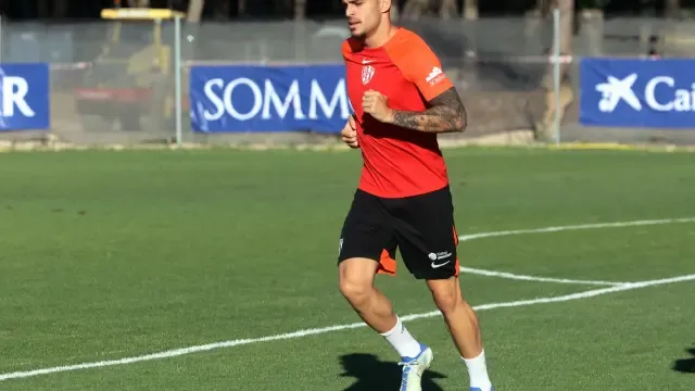 Sandro Ramírez en un entrenamiento con la SD Huesca.