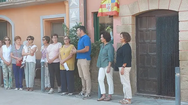 Roberto Orós entre Belén y Sol Ugarte, nietas de Rosario (a la dcha) y Concha Pérez, presidenta de las Mujeres de Loarre.
