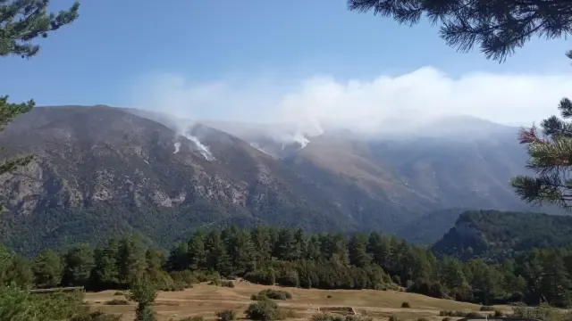 Vista del incendio de Laspuña, este domingo.