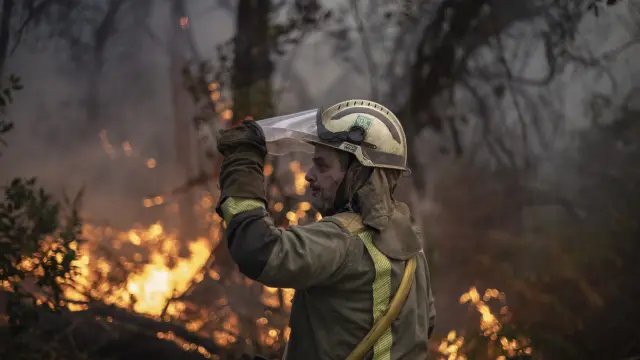Un bombero realiza tareas de extinción en un incendio.