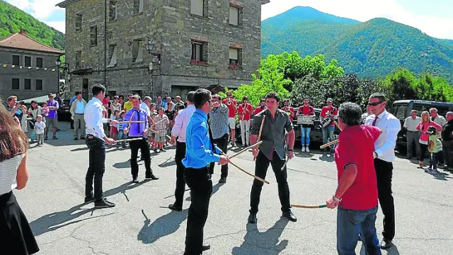 Vecinos de Sarvisé realizan el tradicional Paloteau en la última edición de las fiestas.