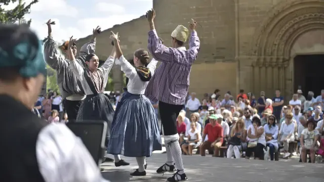 El grupo Elenco Aragonés actuando a las puertas de la Ermita de Salas.