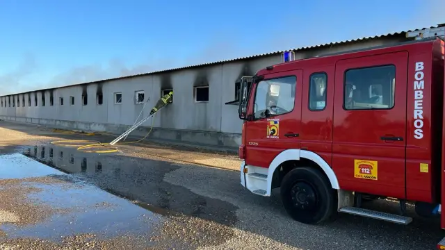 Labores de extinción del incendio en la granja de Senés de Alcubierre.
