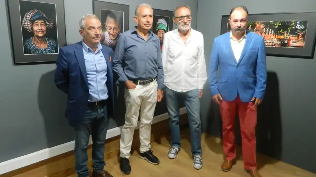 Julio Rina, Diego Fernández, Ismael García y Francisco Rubio, junto a algunas de las fotografías.