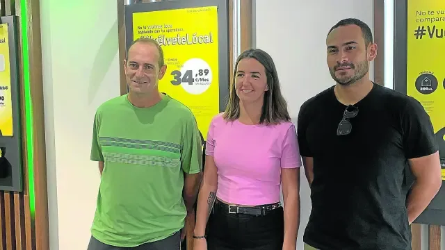 José Nolasco, Marta Bainac y Dija ayer durante la presentación en la tienda Embou Biomóvil.