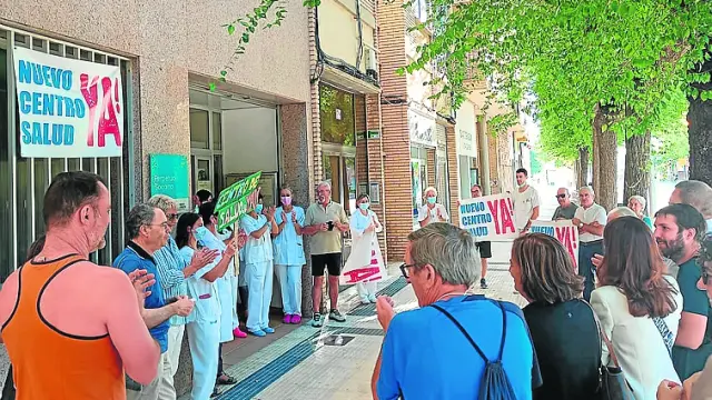 Ayer, vecinos y trabajadores retomaron las concentraciones para reclamar el nuevo centro de salud.