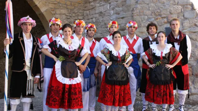 La nueva junta vestida con la indumentaria del Grupo de Dances y Albadas.