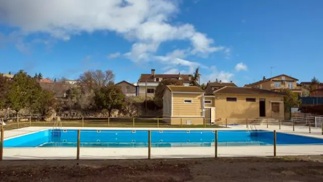 Instalaciones de las piscinas municipales en La Puebla de Castro.