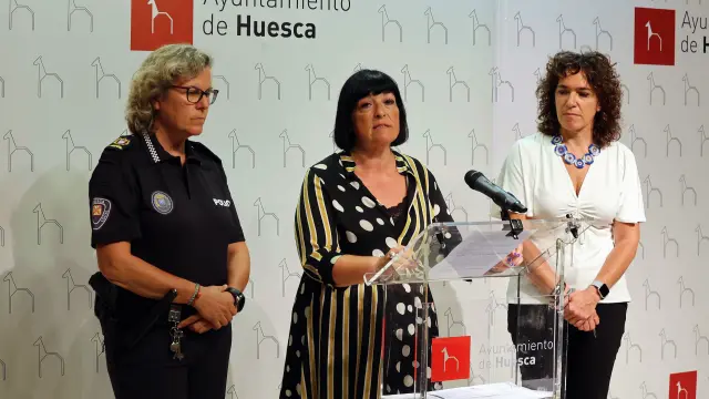 La intendente-jefe, Beatriz Rivas; la concejala de Movilidad, Ana Loriente; y la jefa provincial de Tráfico de Huesca, Margarita Padial.