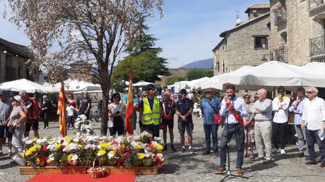Intervención del alcalde de Aínsa durante la ofrenda floral.