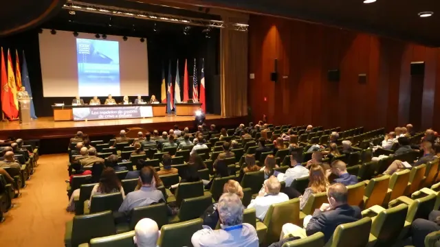 Asistentes al Curso Internacional de Defensa, que reúne a unos 150 participantes en el auditorio del Palacio de Congresos de Jaca.