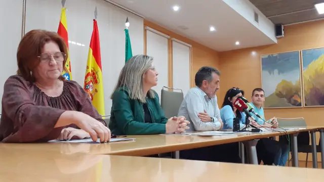 Cristina Canales, Silvia Galindo, Santiago Burgos, Jacqueline Orús y Sergio Beltrán, en la presentación de las fiestas de Fraga.