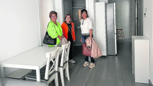 Elisa Sancho, Marta Aparicio y Mayte Bardají, en uno de los pisos.