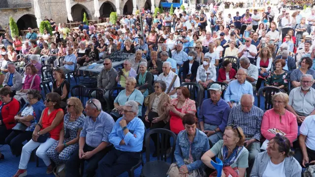 Público en el festival de jotas de las fiestas de Aínsa.