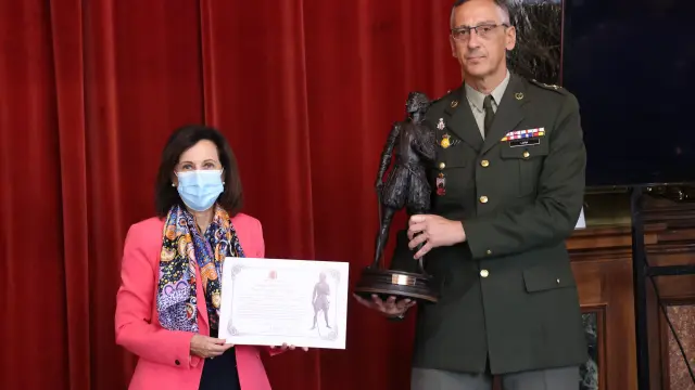 Margarita Robles, ministra de Defensa, junto al general Juan Antonio Lara al que ha hecho entrega del Premio Extraordinario de Defensa.