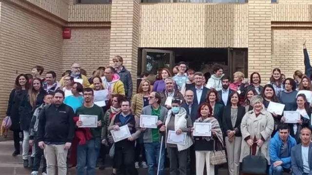 Foto de familia de la clausura de los talleres de empleo de Huesca.