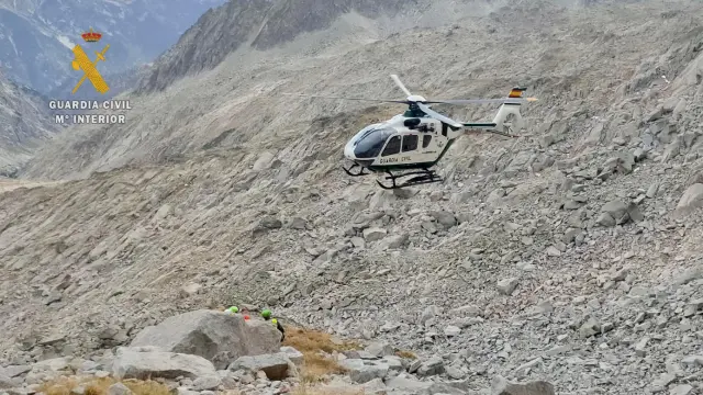Actuación del helicóptero de la Guardia Civil, en la zona donde se ha producido el accidente mortal.