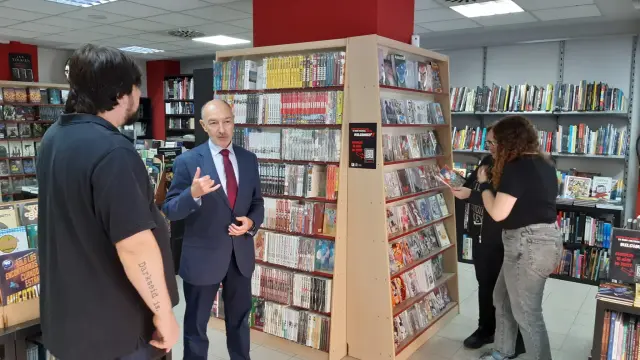 El subdelegado del Gobierno en Zaragoza, Fernando Beltrán, ha visitado la librería Mil Cómics en la capital aragonesa.