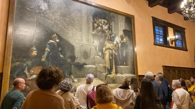 Los visitantes contemplaron el cuadro de la Campana de Huesca, en el Ayuntamiento.