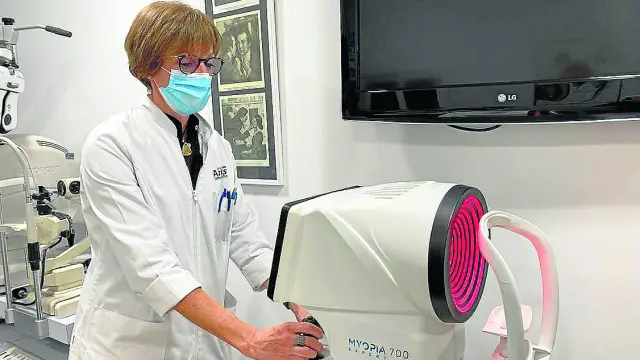 El biómetro es un instrumento de las ópticas para medir el crecimiento de la miopía.