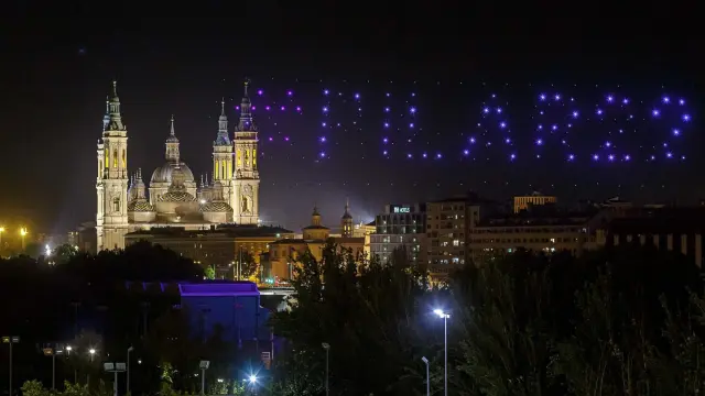 El espectáculo ‘Drone Light Show’ ha congregado en la noche del viernes en Zaragoza a 55.000 personas.