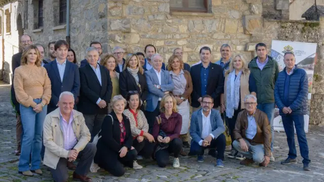 Foto de familia de los asistentes a la jornada de los pueblos más bonitos de España celebrada en Ansó.