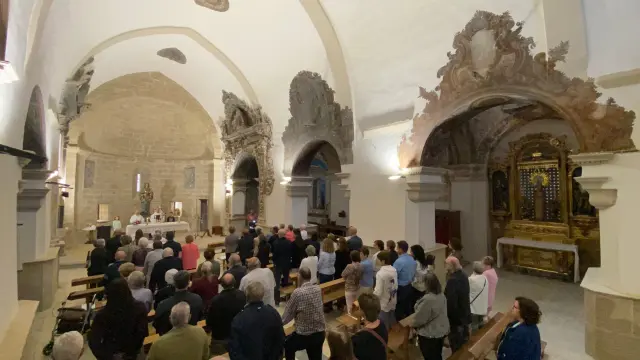 Aspecto de la iglesia renovada de Angüés, en la misa del domingo 9 de octubre.