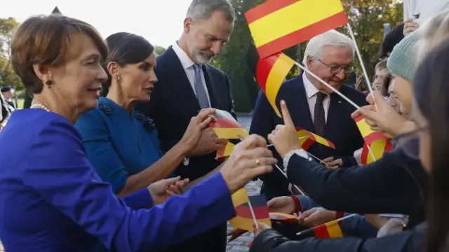 Niños alemanes reciben a los reyes con banderitas y vivas a Españ
