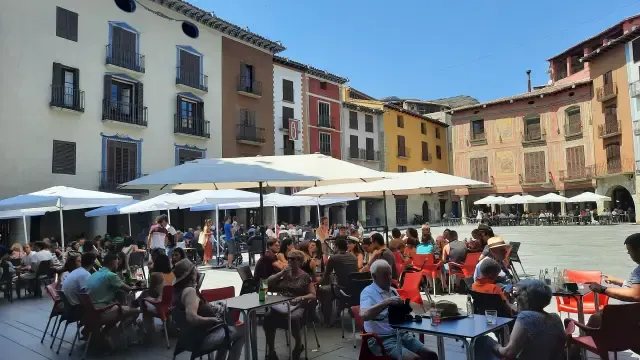 Turistas en la plaza Mayor de Graus.