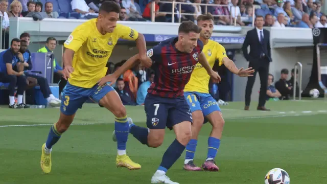 Gerard Valentín se zafa de dos rivales en el último partido ante Las Palmas.