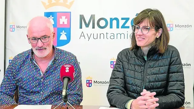 José Antonio Cubero y Nuria Moreno presentaron ayer el programa de la Semana Fotográfica ‘Monzónfoto22’.