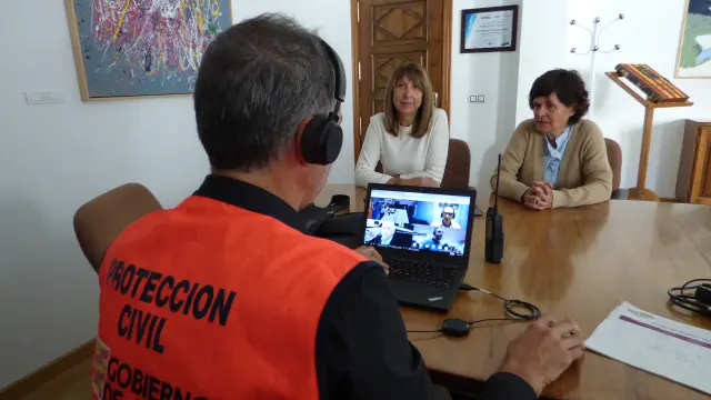 Berta Fernández y Lourdes Arruebo han presenciado la prueba del aviso de emergencia, en Sabiñánigo.