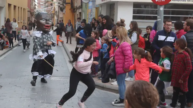 La Abueleta corre tras los niños con su vara, un símbolo de las fiestas de San Martín.