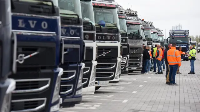 Varios camiones parados durante la huelga de marzo de este año frente al Wanda Metropolitano de Madrid.